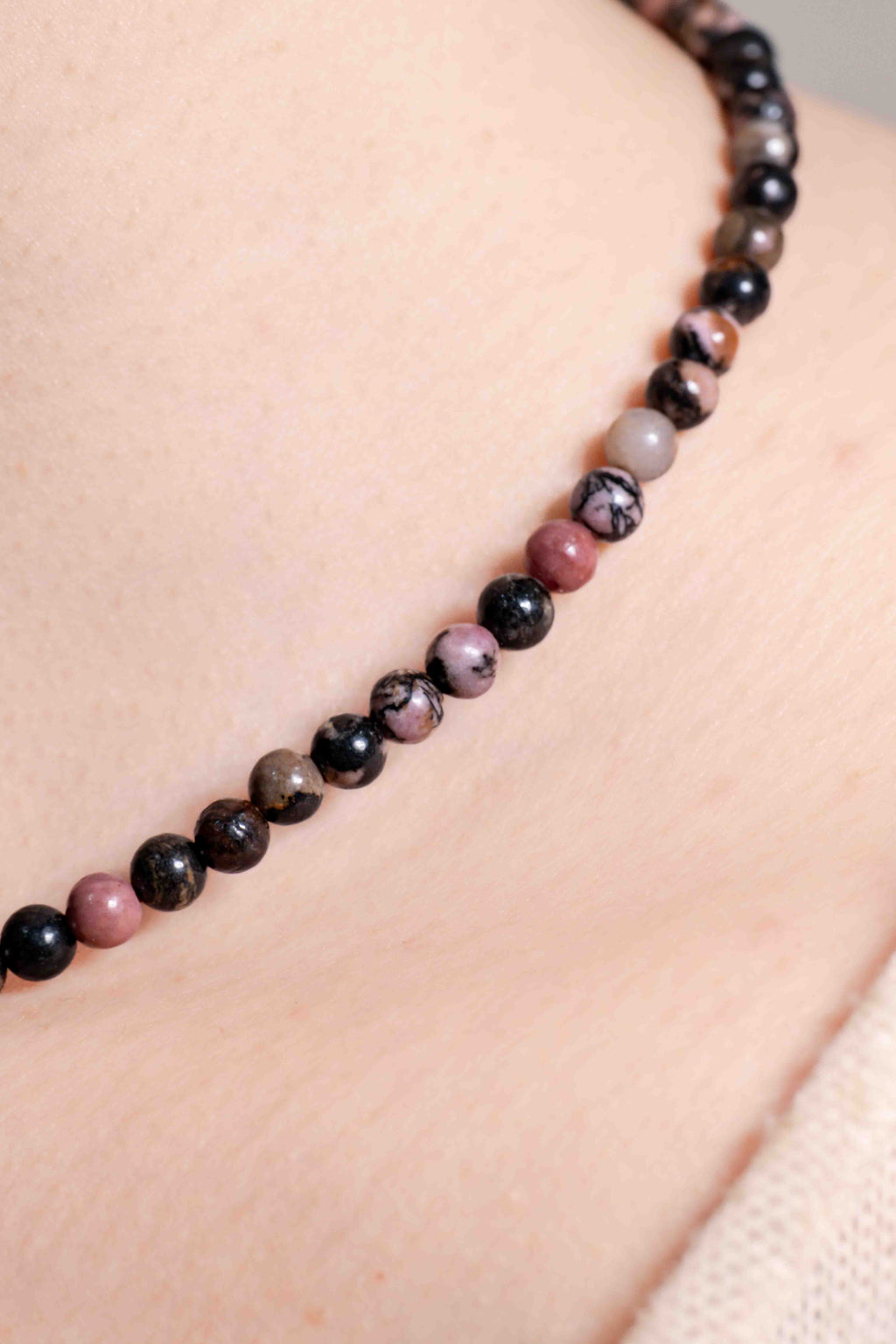 Collar de Rodonita hecho a mano