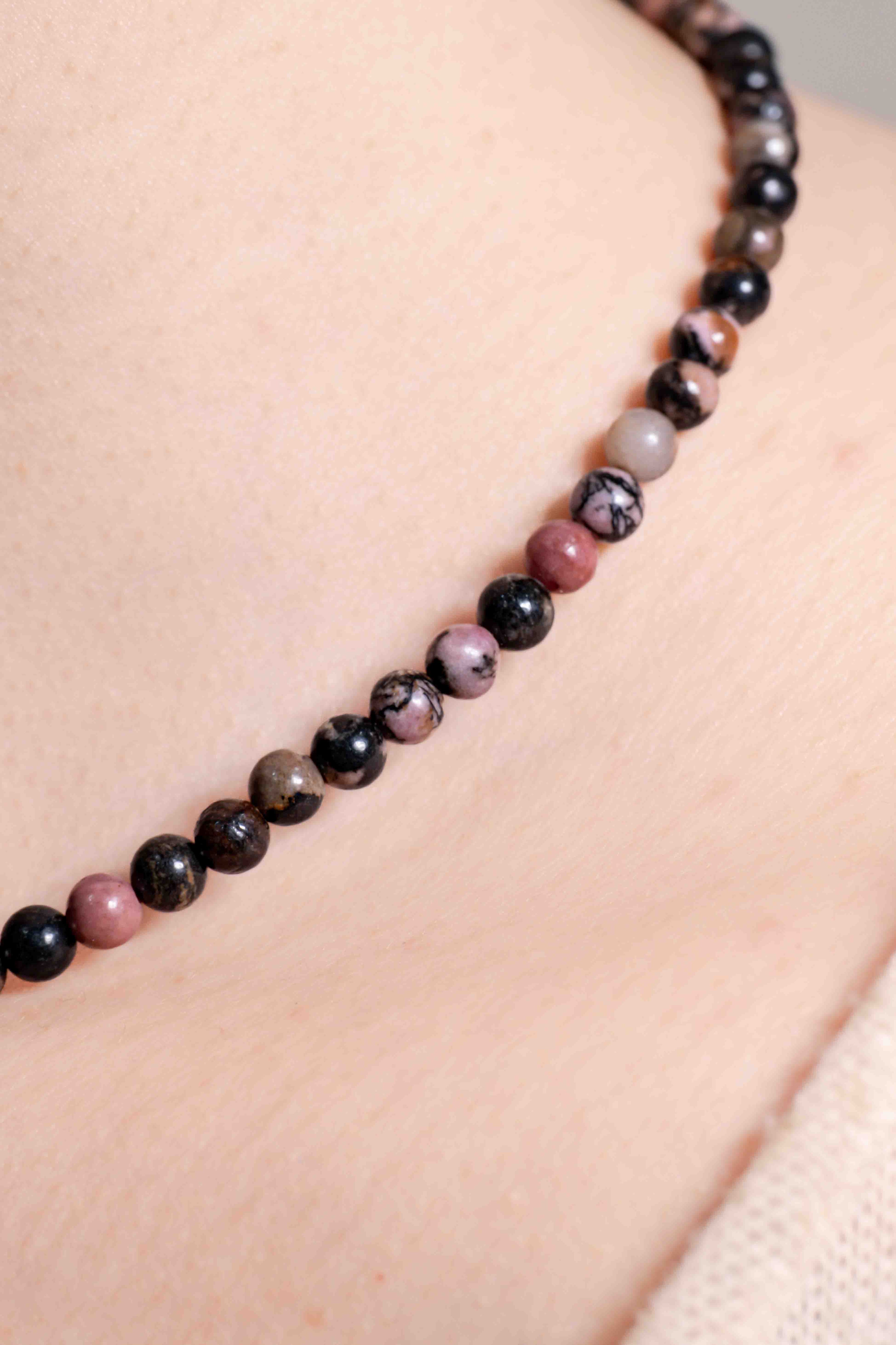Collar de Rodonita hecho a mano