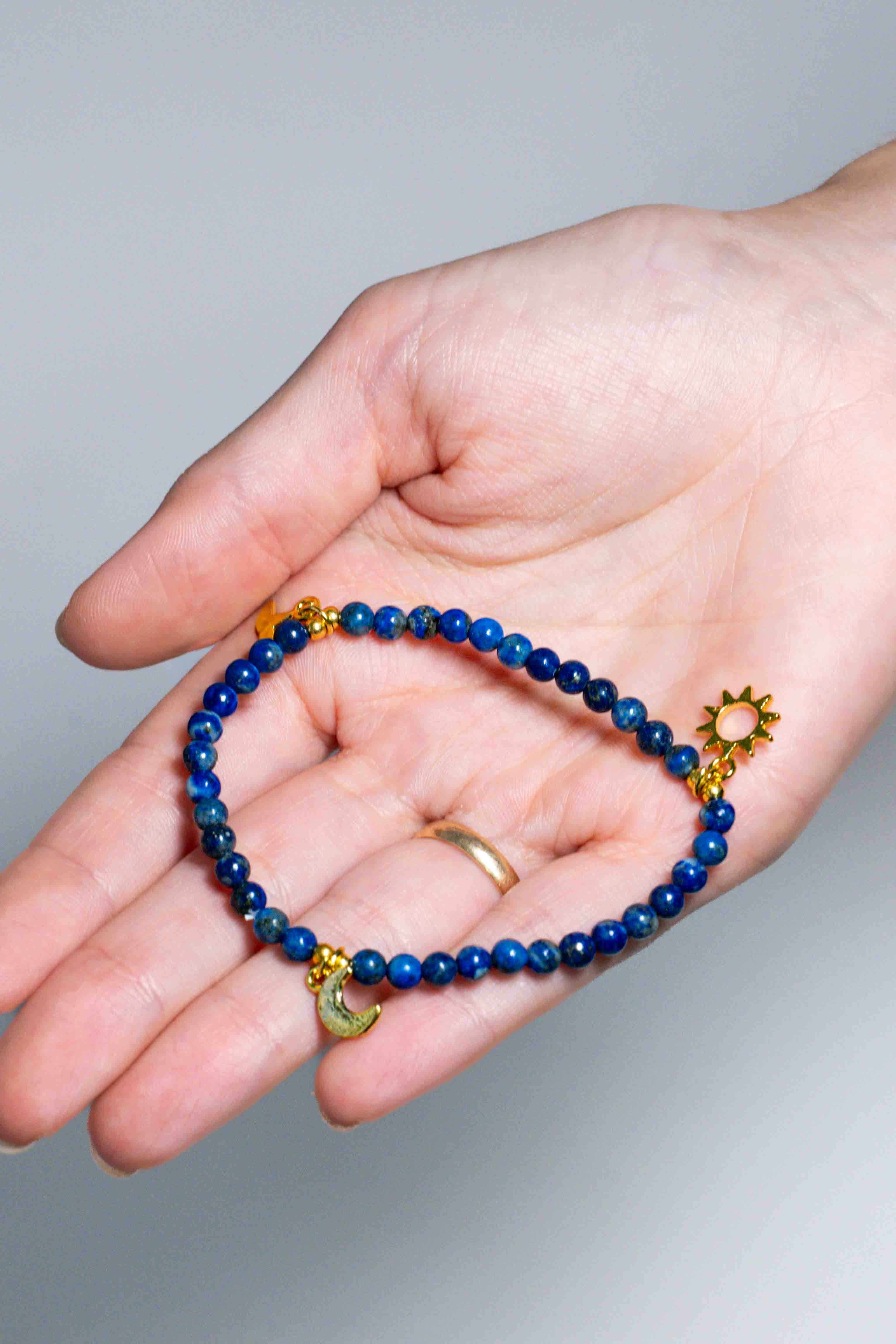 Pulsera Lapislázuli con charms Estrella, Luna y Sol