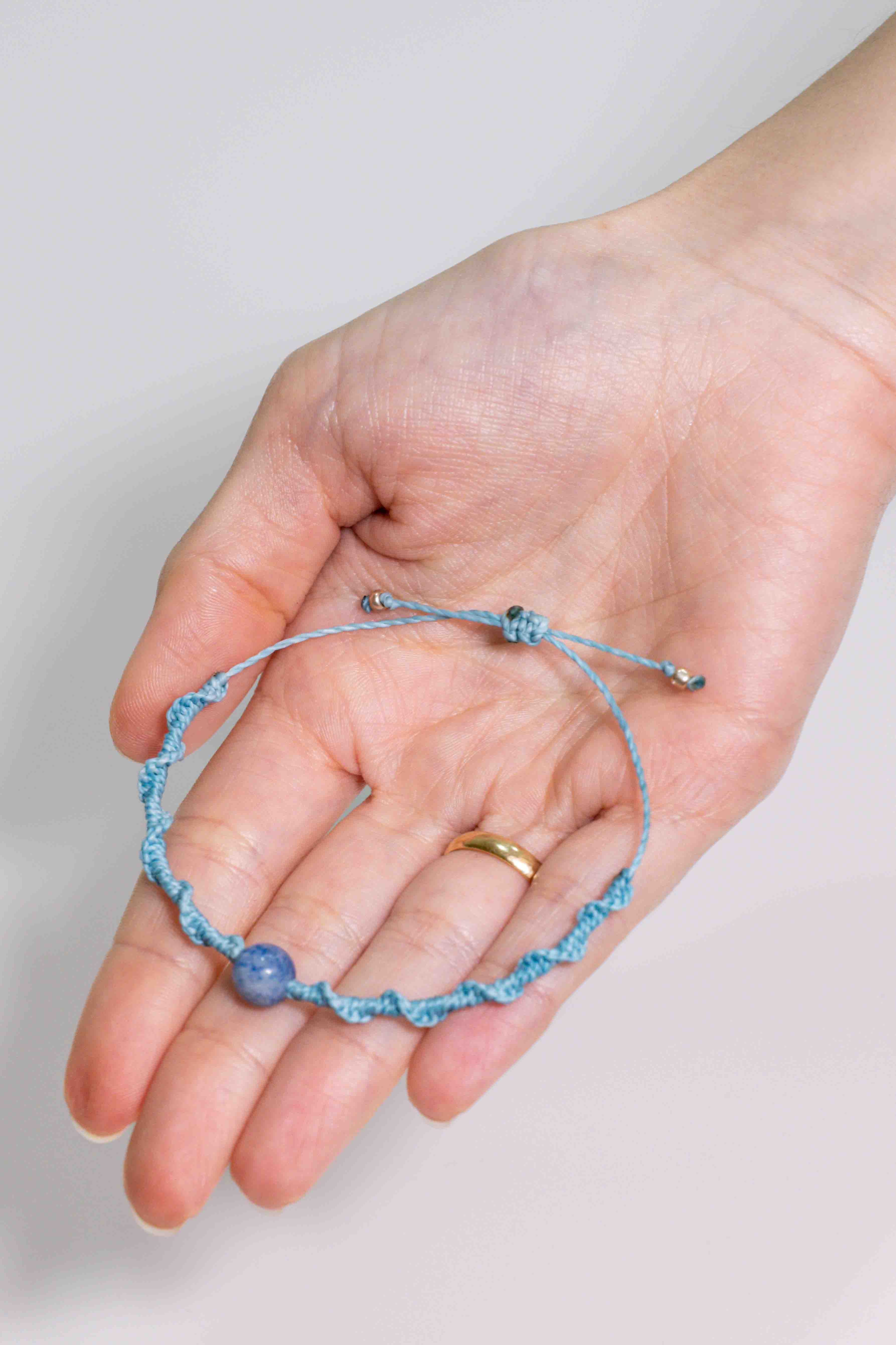 Pulsera de Macramé con Cuarzo Azul (azul)