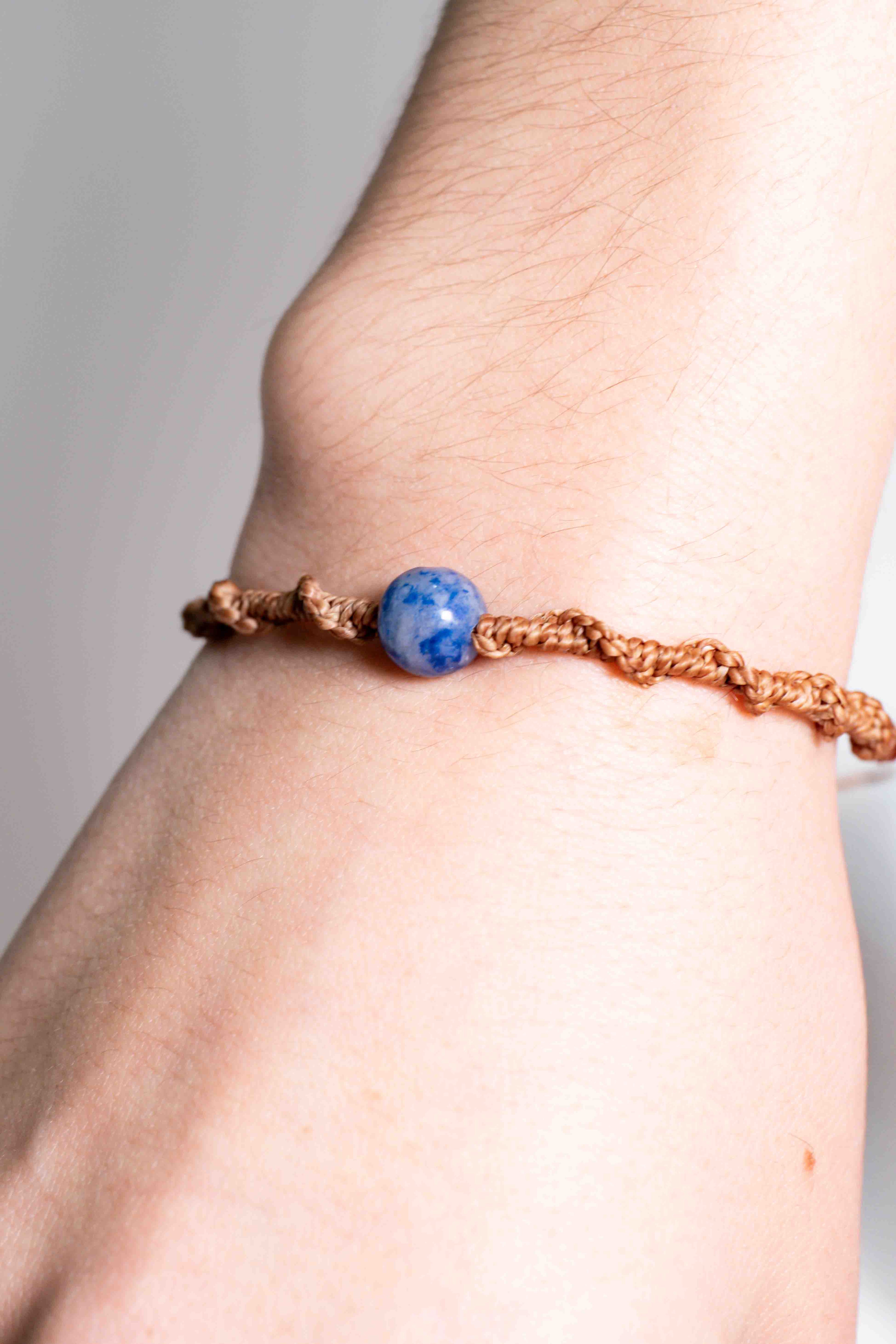 Pulsera de Macramé con Cuarzo Azul (marrón claro)
