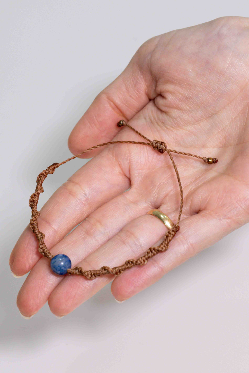 Pulsera de Macramé con Cuarzo Azul (marrón claro)