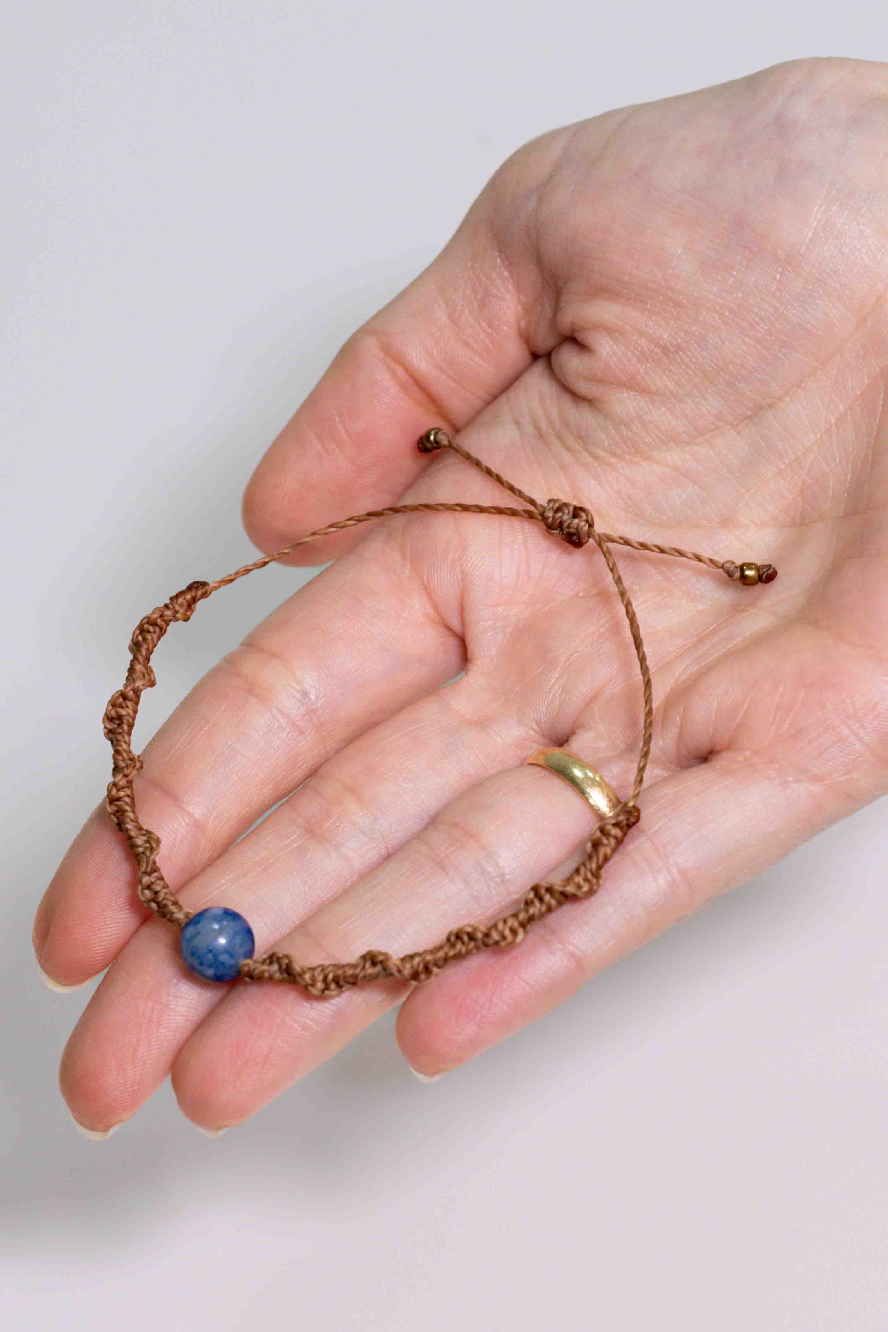 Pulsera de Macramé con Cuarzo Azul (marrón claro)