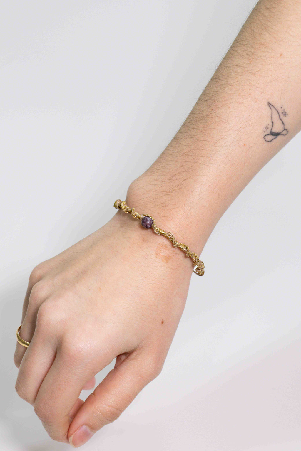 Pulsera de Macramé con Lepidolita (dorado)