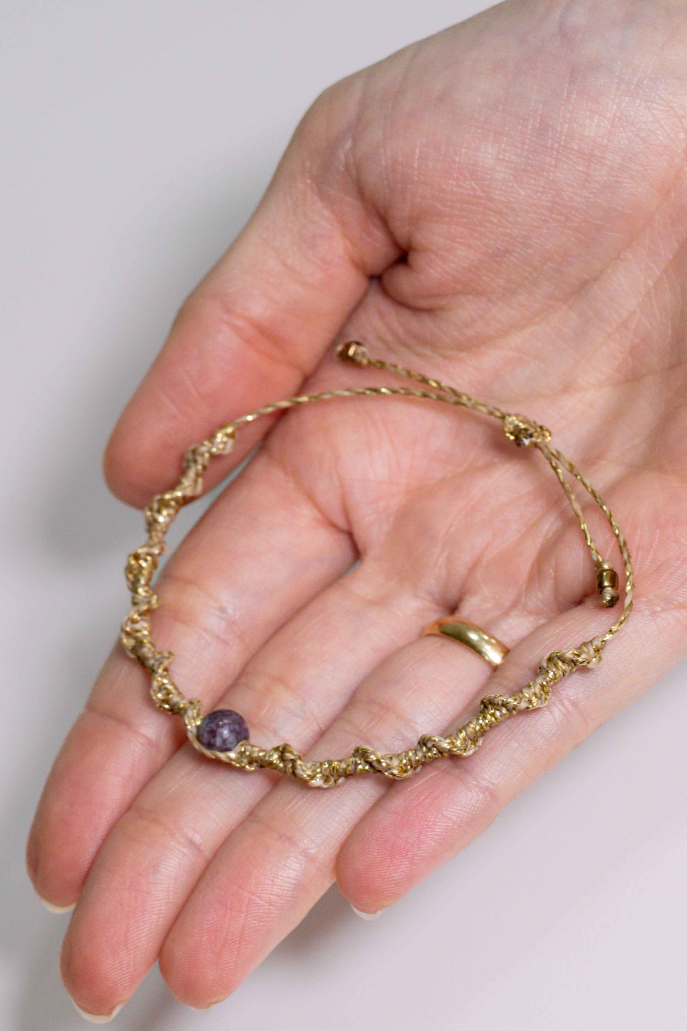 Pulsera de Macramé con Lepidolita (dorado)