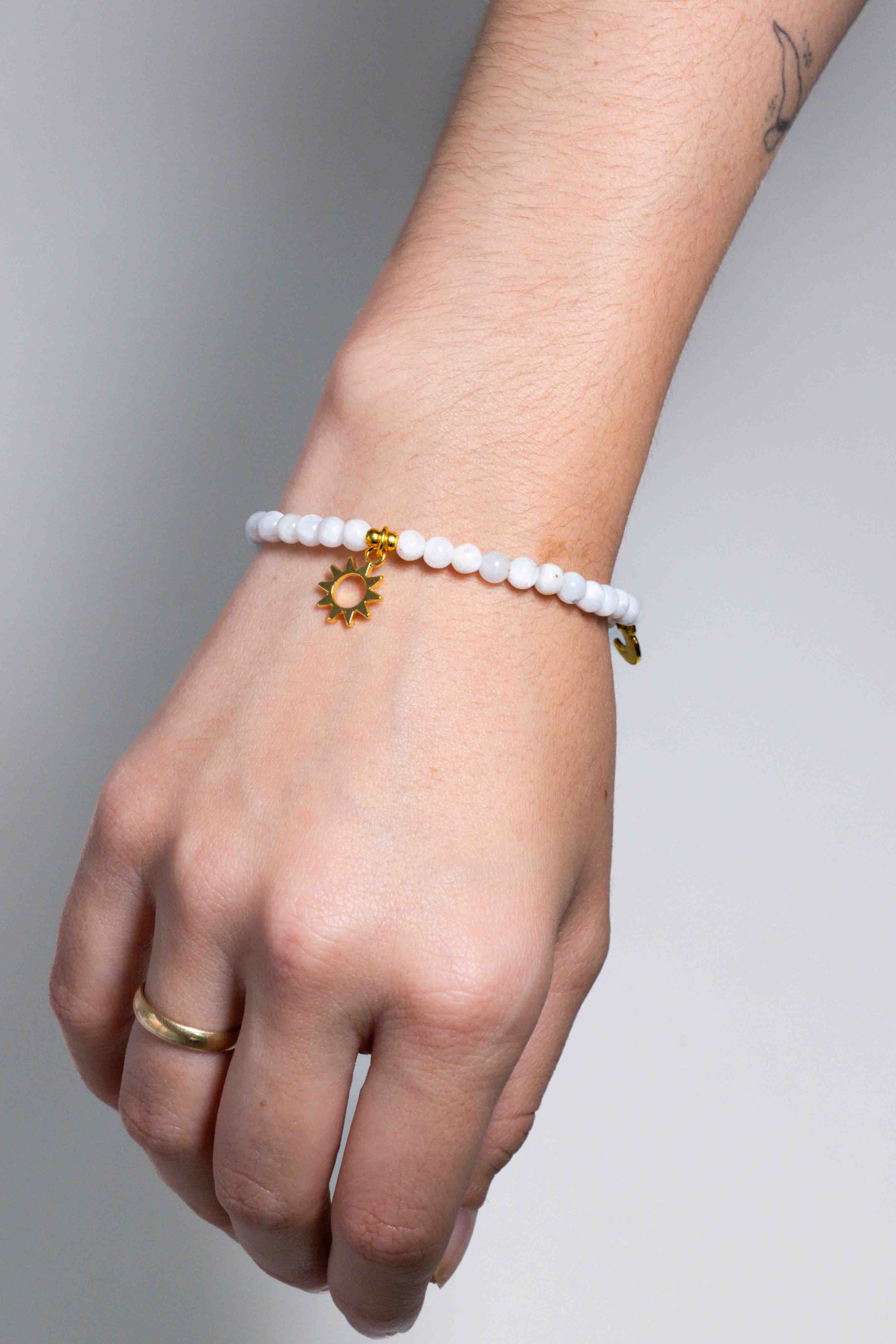 Pulsera Piedra Luna con charms Estrella, Luna y Sol